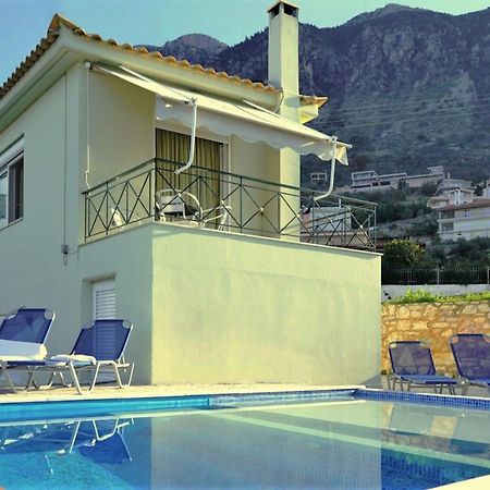 Semiramis Suites With Pool Каламата Екстериор снимка