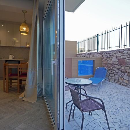 Semiramis Suites With Pool Каламата Екстериор снимка
