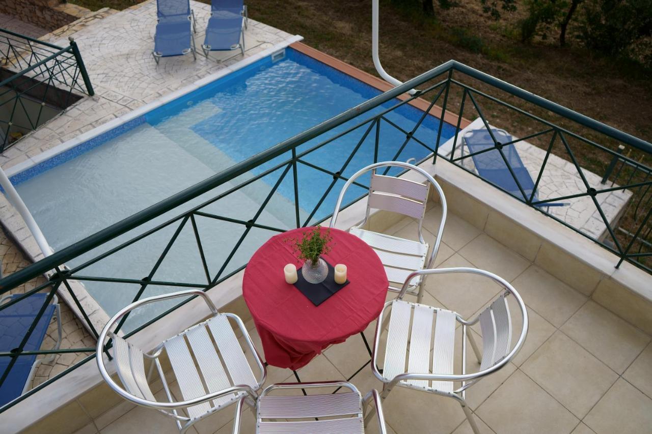 Semiramis Suites With Pool Каламата Екстериор снимка