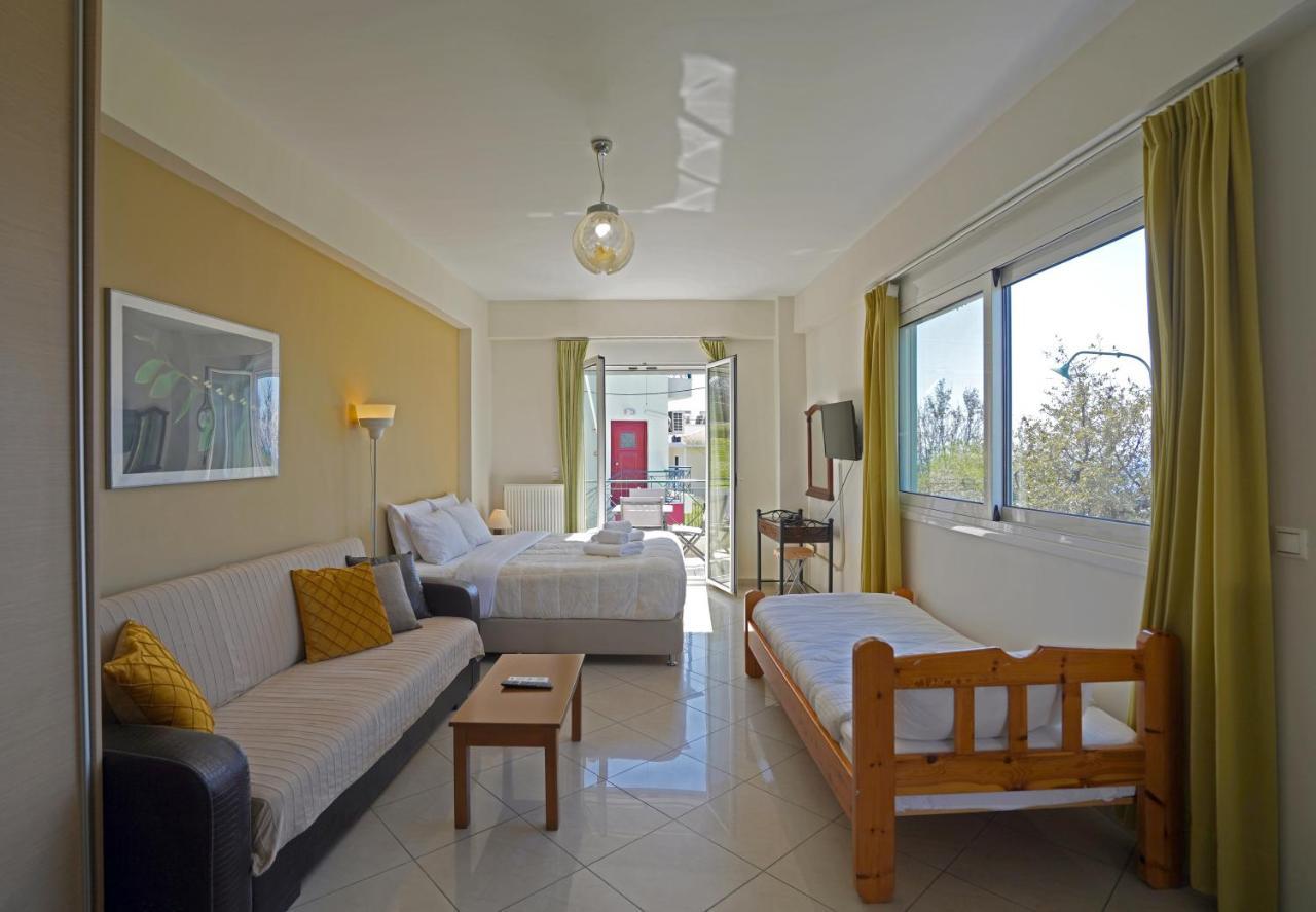 Semiramis Suites With Pool Каламата Екстериор снимка