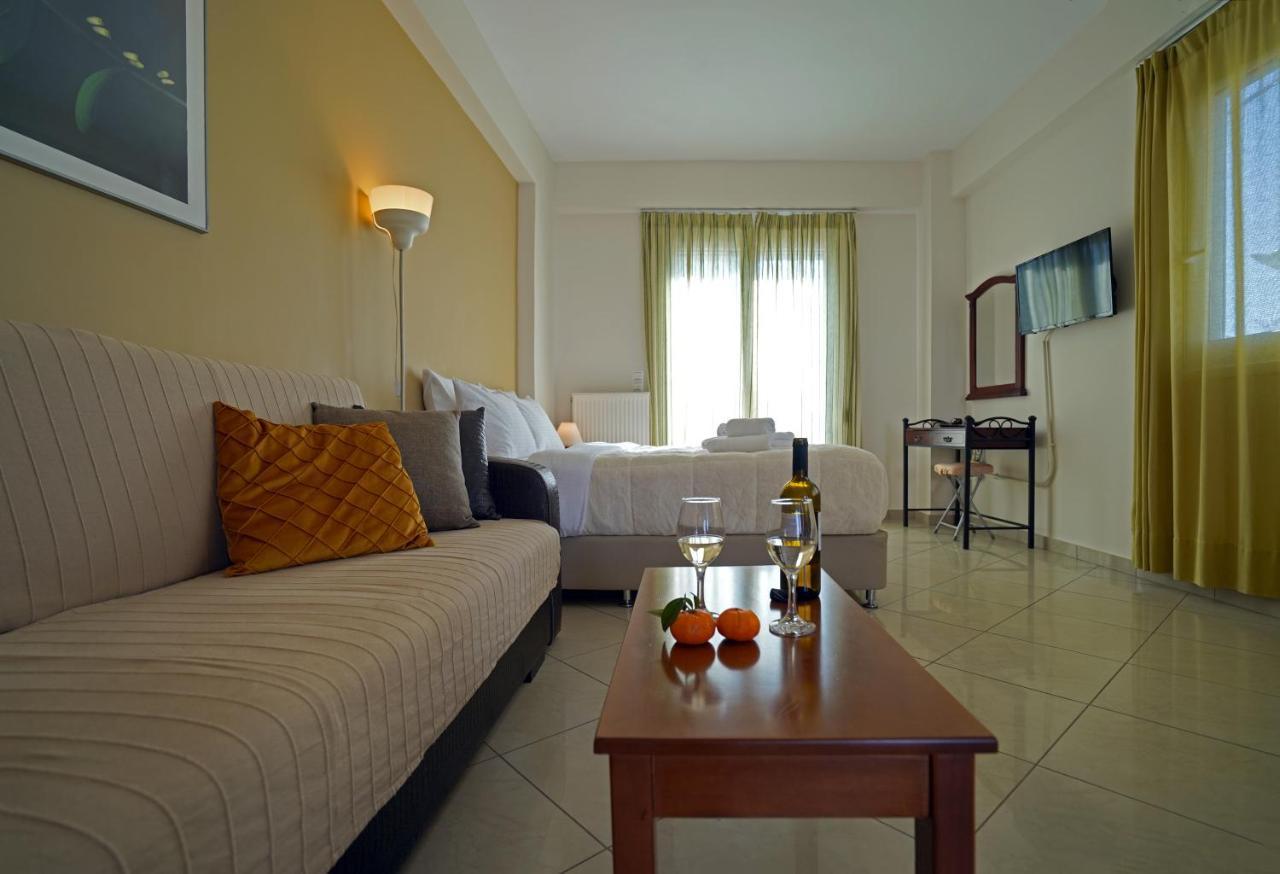 Semiramis Suites With Pool Каламата Екстериор снимка