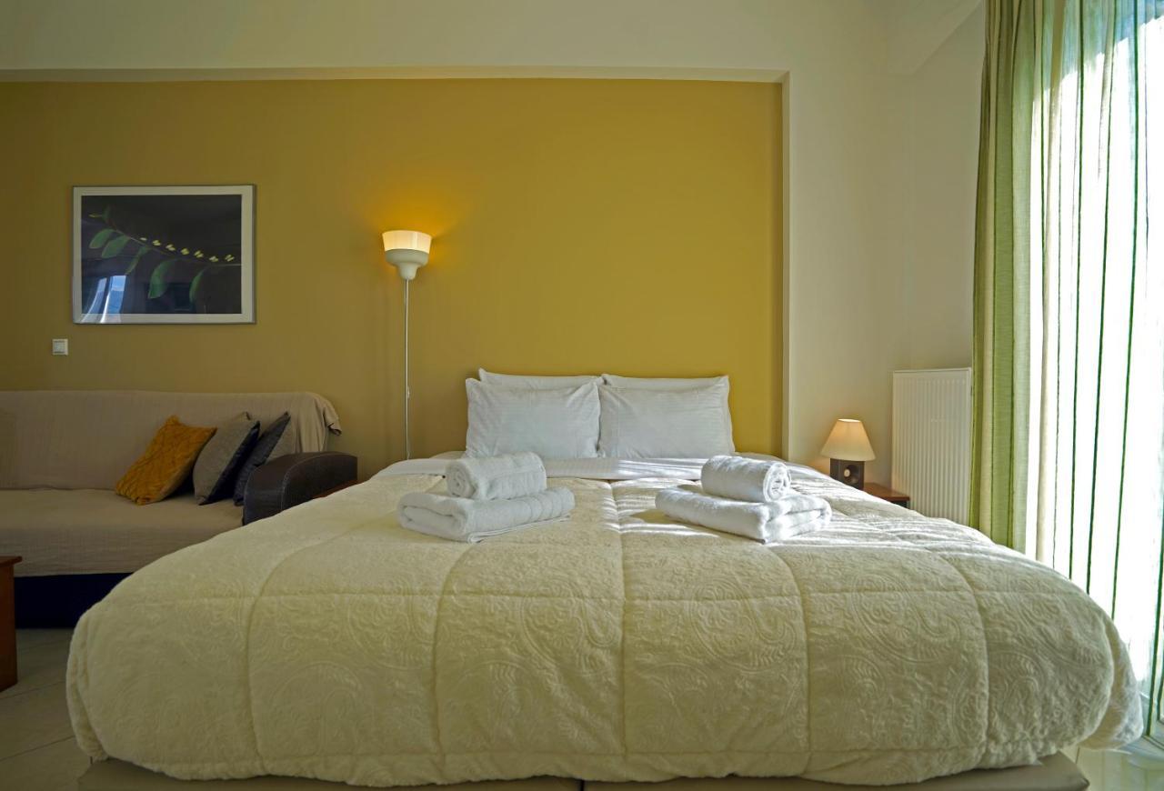 Semiramis Suites With Pool Каламата Екстериор снимка
