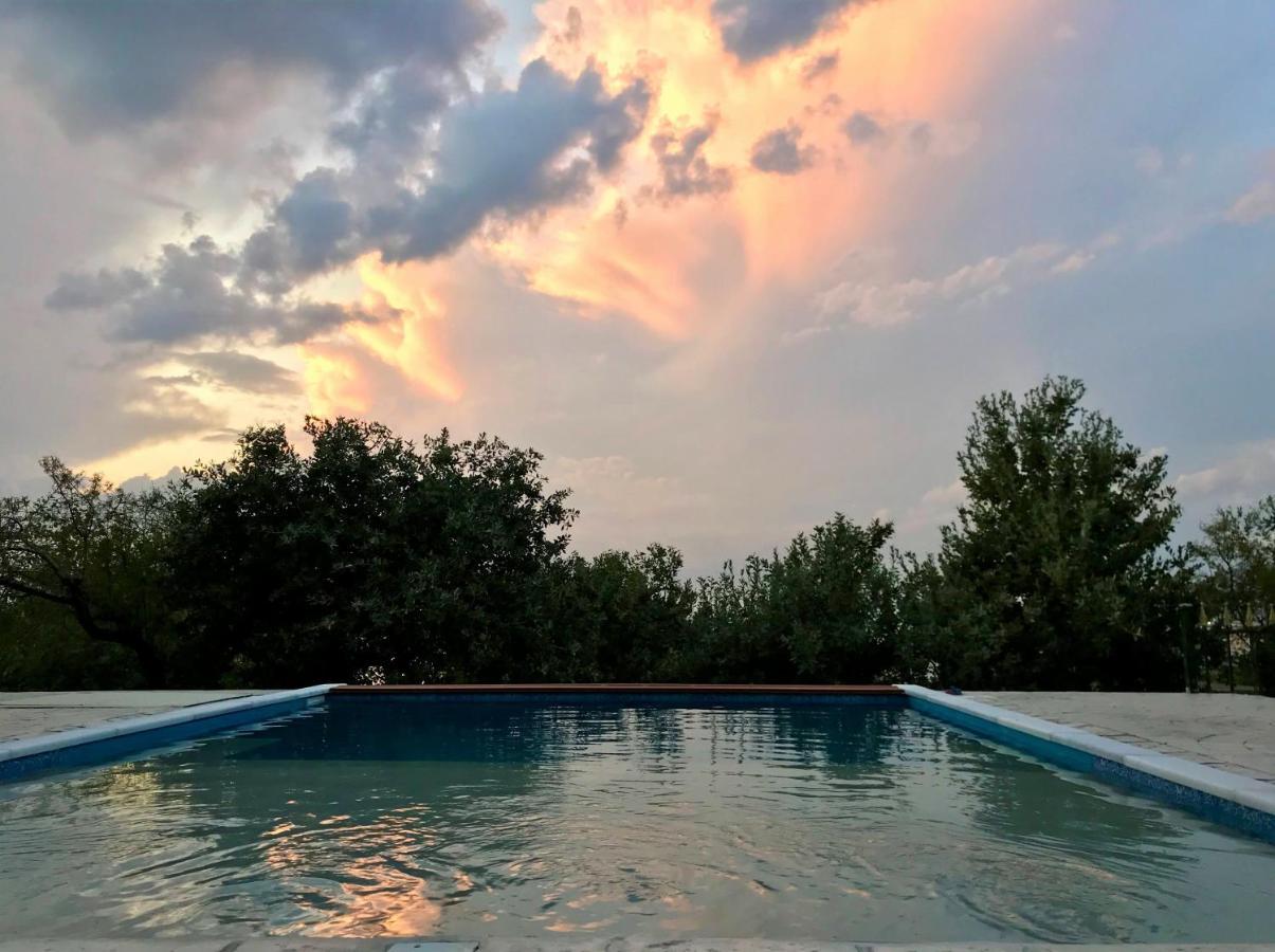 Semiramis Suites With Pool Каламата Екстериор снимка