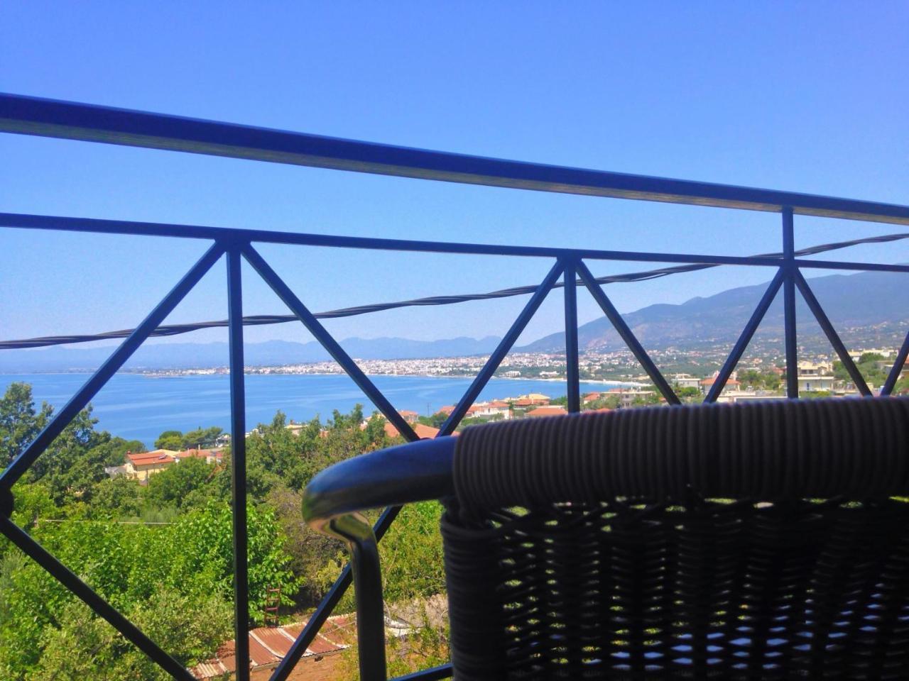 Semiramis Suites With Pool Каламата Екстериор снимка