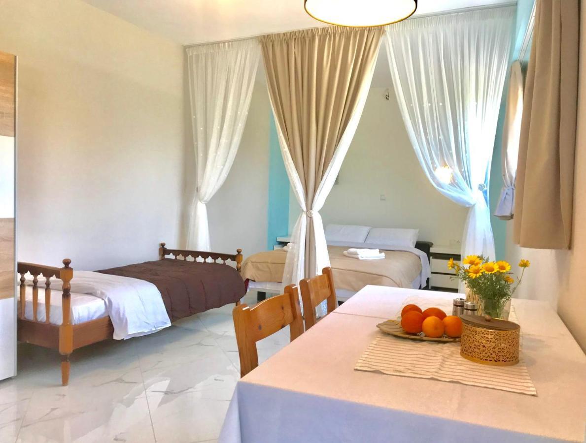 Semiramis Suites With Pool Каламата Екстериор снимка