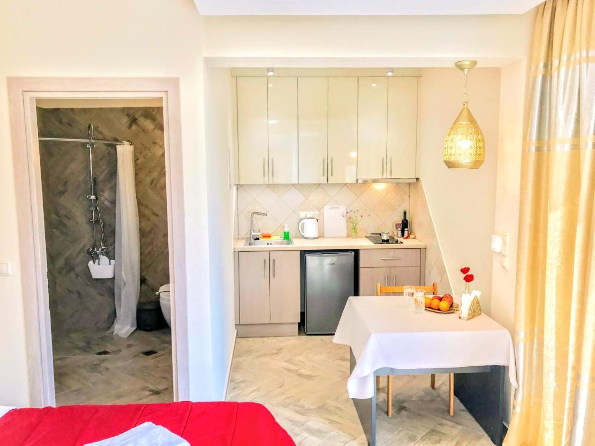 Semiramis Suites With Pool Каламата Екстериор снимка